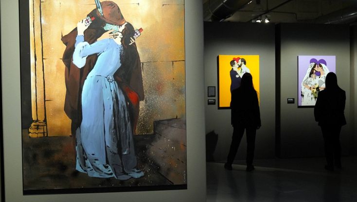 La street art di TvBoy trova casa al Mudec di Milano: la sua prima mostra tra baci, arte, potere ed eroi