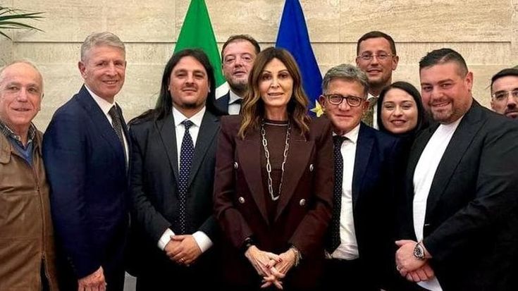 Campi Flegrei, le promesse della ministra Santanché: “Troppi allarmismi, rilanciamo il turismo”