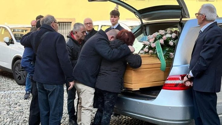 Femminicidio Valentina Sarto, l'ultimo saluto con i tifosi dell’Atalanta sulle note di Vasco Rossi