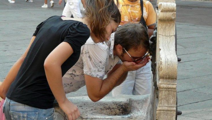 Previsioni meteo, weekend a metà: ancora con caldo e sole ma domenica arrivano le piogge al Nord