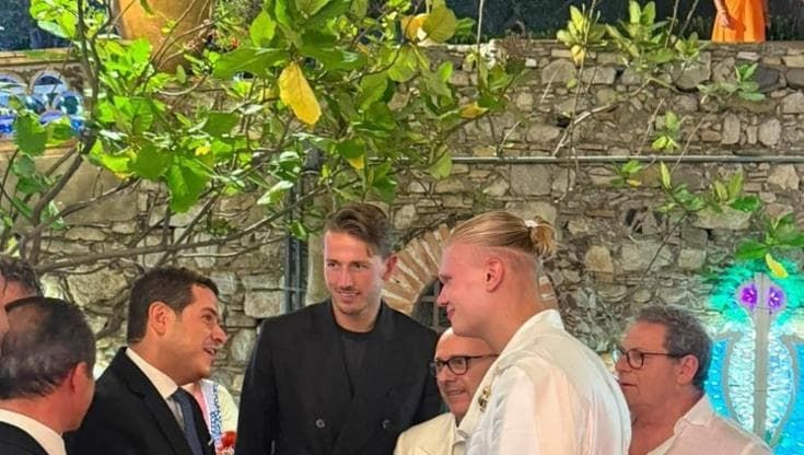 Caccia al selfie con Haaland, la ressa dei politici allo show Dolce & Gabbana