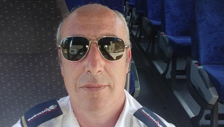 Tampona più volte l’auto che lo precede, invade la corsia chiusa e va fuori strada: morto un 51enne