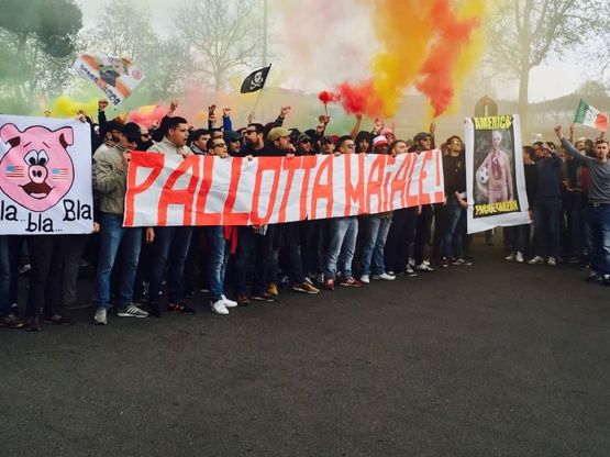 Cori e striscioni: Pallotta contestato