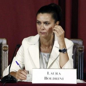 Camera e Senato tagliano gli stipendi dei dipendenti. Che contestano: "Grazie, bene, bravi, bis"