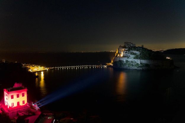 Ischia, la Torre di Guevara diventa rossa per dire no alla violenza sulle donne
