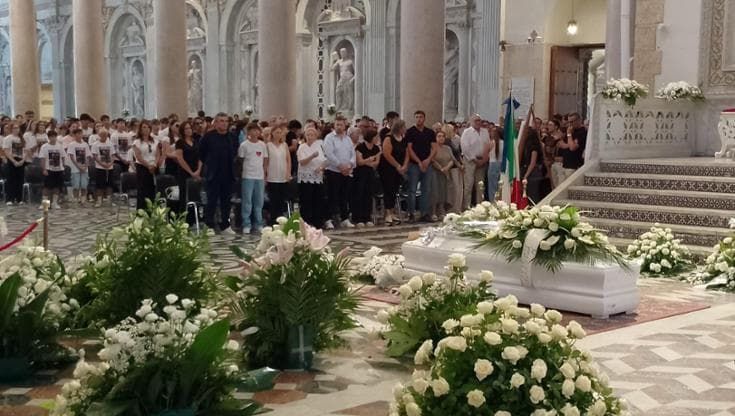 I funerali di Giulia Scimone, l’omelia del sacerdote: “Uccisa senza pietà per i like sui social”
