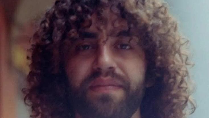 “Io, regista palestinese, al corteo per Gaza: colpito da un fumogeno e fermato dagli agenti”