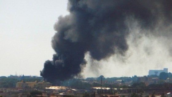 Una nube nera su Scafati, in fiamme il deposito dell'industria conserviera Le Parl