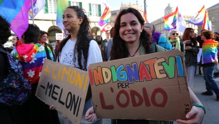 Genova, famiglie arcobaleno in piazza: "Il governo ci vuole cancellare ma esistiamo"