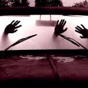 Effusioni hard in un parcheggio della A26, 10mila euro di multa a una coppia