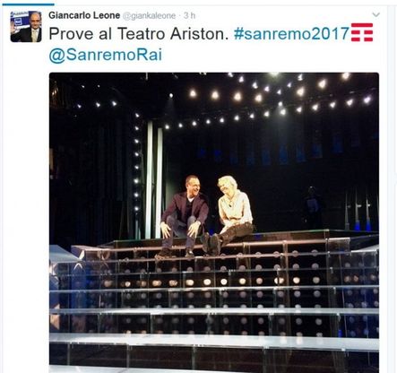 Sanremo, prima foto sul palco per Carlo Conti e Maria De Filippi