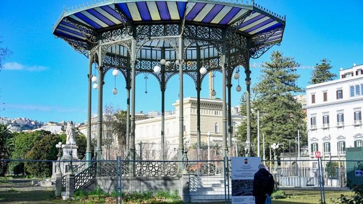 Villa comunale di Napoli tra restauro e degrado: “Qui scippi e clochard, serve sicurezza”