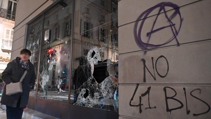 Anarchici, a Torino si detta la linea: “Pagherete se Cospito muore”