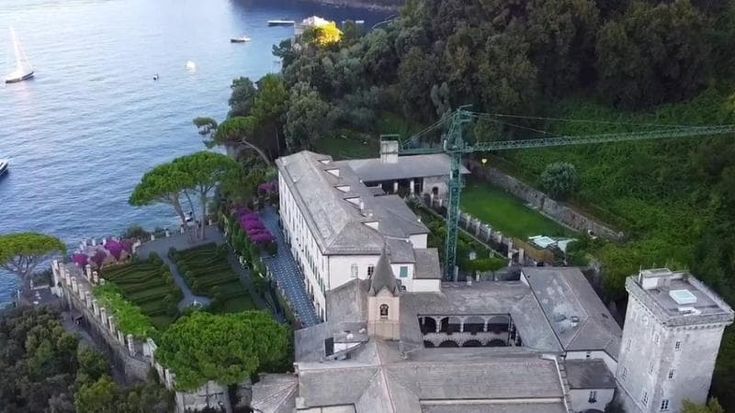 La gru dell’ex abbazia della Cervara dopo 30 anni sparirà dal panorama, ma arriva una piscina