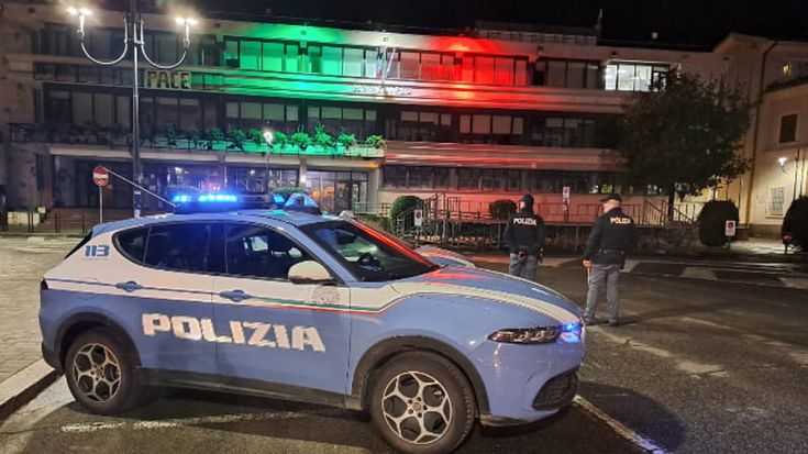 Targhe clonate e pellicole adesive per rubare in casa: tutti i trucchi della banda del “wrapper”