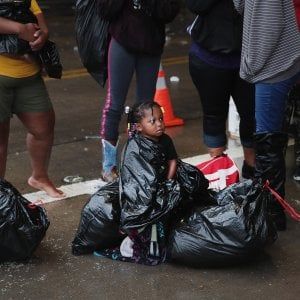 Trump nel Texas in ginocchio. Dighe collassano, evacuazioni a sud di Houston