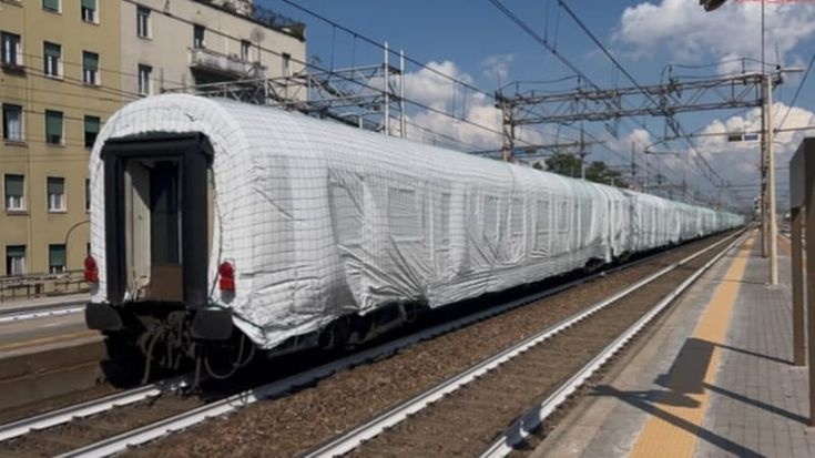 I vecchi Intercity impacchettati. Ora finiranno alle ferrovie del Marocco