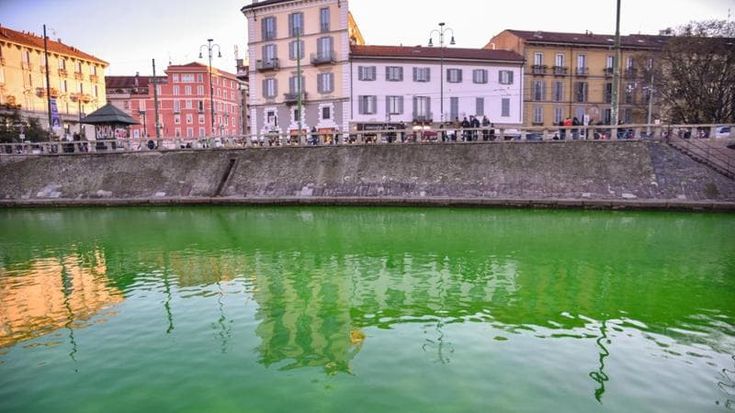 La Darsena diventa verde fluo, l’azione di Extinction Rebellion: “La Cop 30 è solo greenwashing”