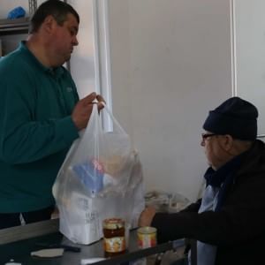Anziani, mamme, famiglie, migranti: tutti in fila a Tor Bella Monaca per un pacco di alimenti donato da Papa Francesco