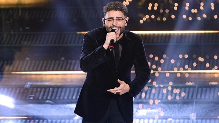 Rocco Hunt a Sanremo, apre la seconda serata: “Se ce l’ho fatta io possono farcela tutti”