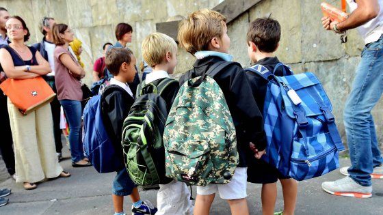 Elezioni Milano, chiusura anticipata per le scuole. No di prof e famiglie: "Un disastro"