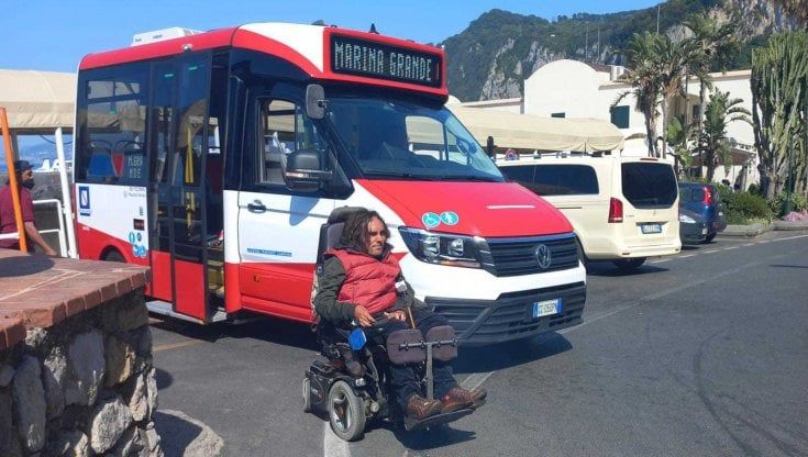 Disabile a Capri: il bus è nuovo e non riesce a far salire la carrozzina, Christian resta a terra