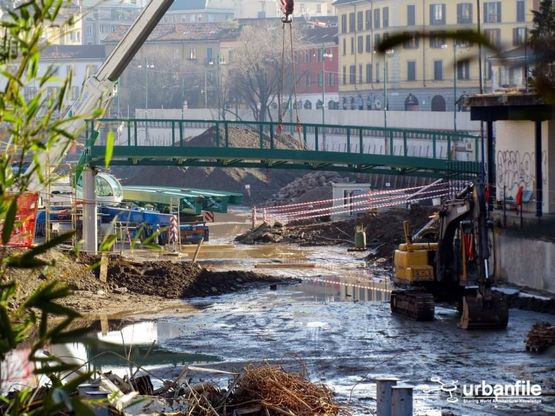 Milano, sulla Darsena la posa della passerella per l'Expo
