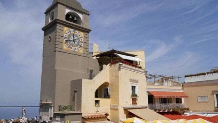Capri, restaurato l’orologio storico del campanile nella Piazzetta
