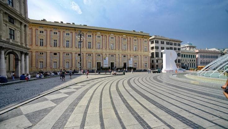 Scuole chiuse per l’adunata degli Alpini, lezioni in piazza per protesta