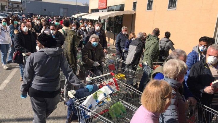 Da oggi tre regioni in arancione, domani Cdm per proroga divieto spostamenti