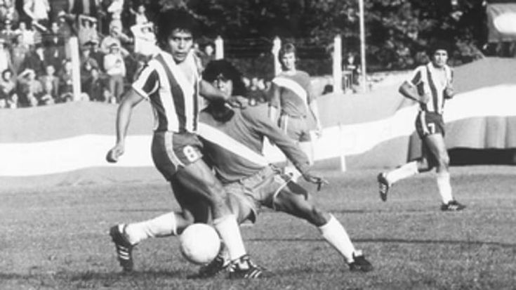 Maradona, 50 anni fa l’esordio: quel tunnel al difensore al primo pallone toccato