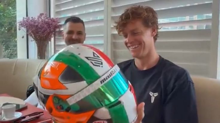 Sinner, il regalo speciale: un casco di F1 personalizzato