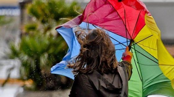 Allerta per vento e pioggia in Toscana: scuole chiuse a Cecina, a Prato stop ai mercati