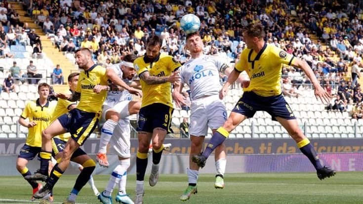 Como o Venezia in serie A, si deciderà tutto all’ultima giornata. Palermo, Sampdoria e Brescia ai play-off. Retrocede la Feralpi