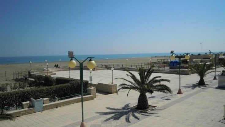 Margherita di Savoia, venditore ambulante ucciso in spiaggia a coltellate accanto alla sua bancarella: si costituisce 17enne
