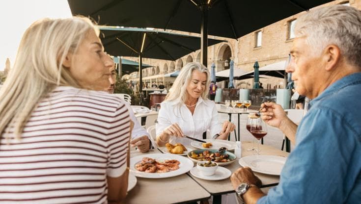 Italiani, sicuri di saper mangiare all’estero? Ecco cosa sbagliamo quando andiamo al ristorante