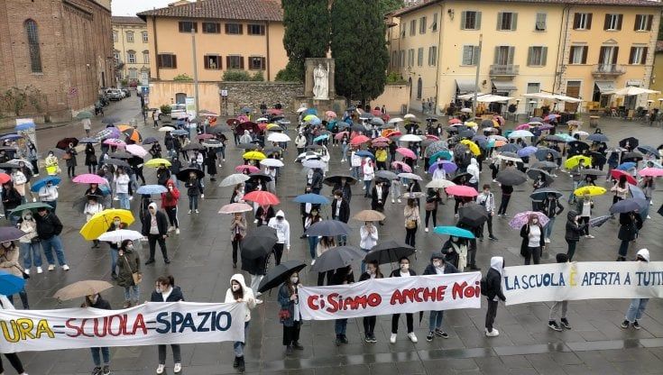 Cinquecento studenti rischiano di non avere un'aula dove studiare: protesta a Prato