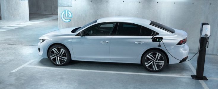 Peugeot 508, il fascino dell'ibrida