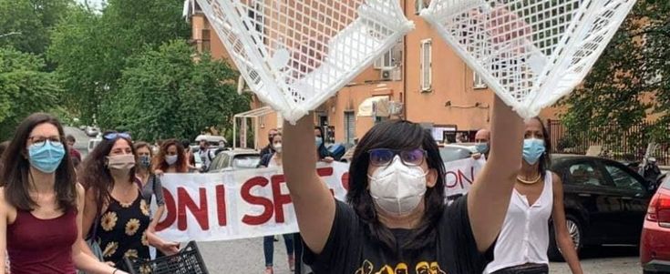 Roma, cresce la protesta delle cassette vuote: "Dove sono i nostri buoni spesa"