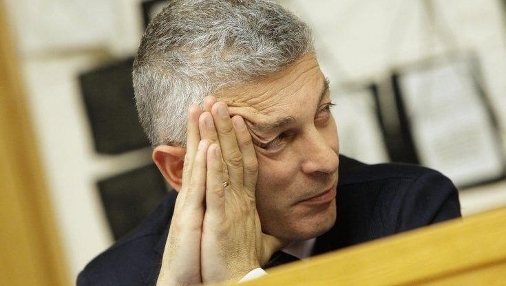 Morra: "Se dai fastidio alla mafia ti infangano". Centrodestra in pressing: "Si dimetta". Ma un pezzo del M5S lo difende