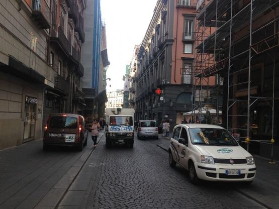 Via Toledo, macchine Asìa a motori accesi occupano i marciapiedi