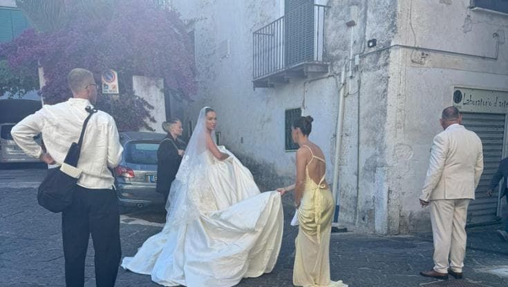 Cava de’ Tirreni, il difensore dell’Inter Pavard sposa la modella Pnishi