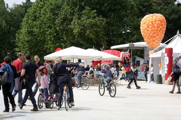 Milano invasa dalle bicilette, è il Cyclopride: musica, street food e performance