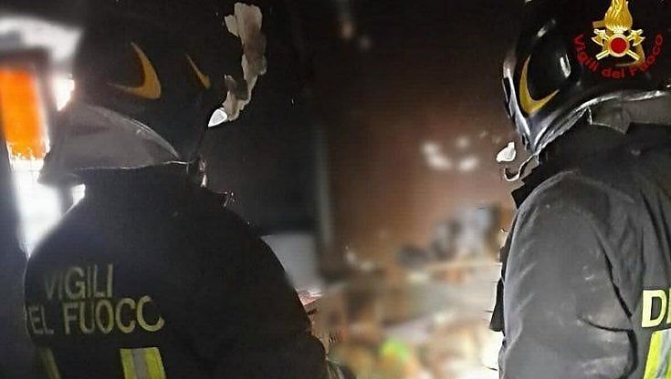 Alessandria, "accumulatore seriale" muore nell'incendio della sua casa piena di masserizie