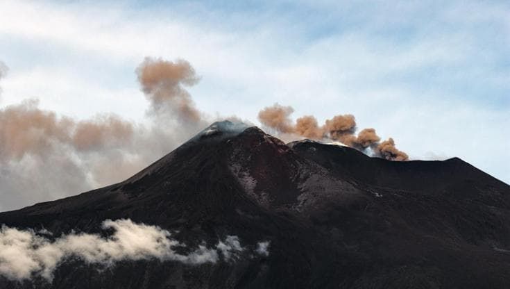 Cenere dall’Etna, chiuso per tutto il giorno l’aeroporto di Catania