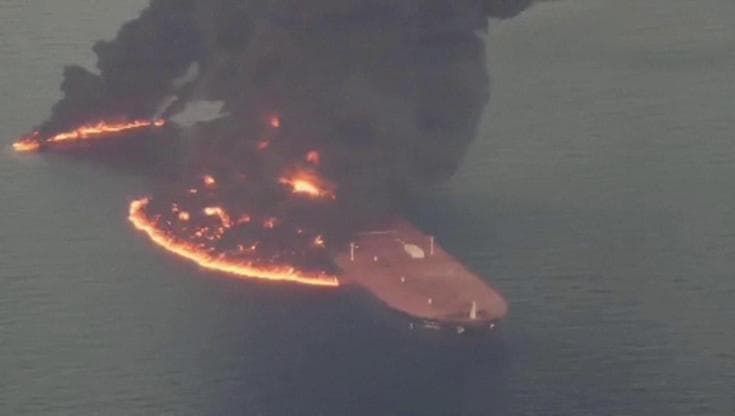 Hormuz, le immagini aeree della superpetroliera in fiamme dopo aver urtato una mina