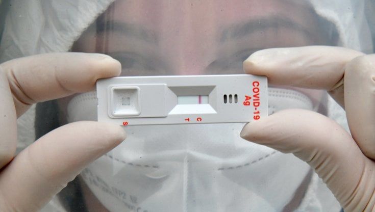 Torino, tamponi rapidi e sierologici nel mirino: blitz dei Nas in farmacie e nei centri privati