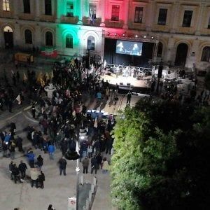 Bari, al comizio di Di Rella 200 in piazza e Berlusconi al telefono: "Verrò a festeggiare"