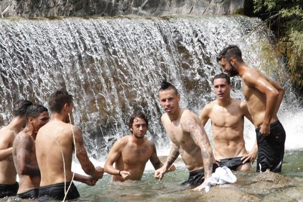 Dimaro, bagni e giochi nel fiume ghiacciato per i giocatori del Napoli