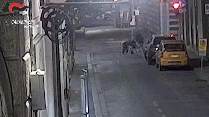 Donna picchiata e rapinata in pieno centro a Firenze, arrestato un 27enne di origine marocchina
